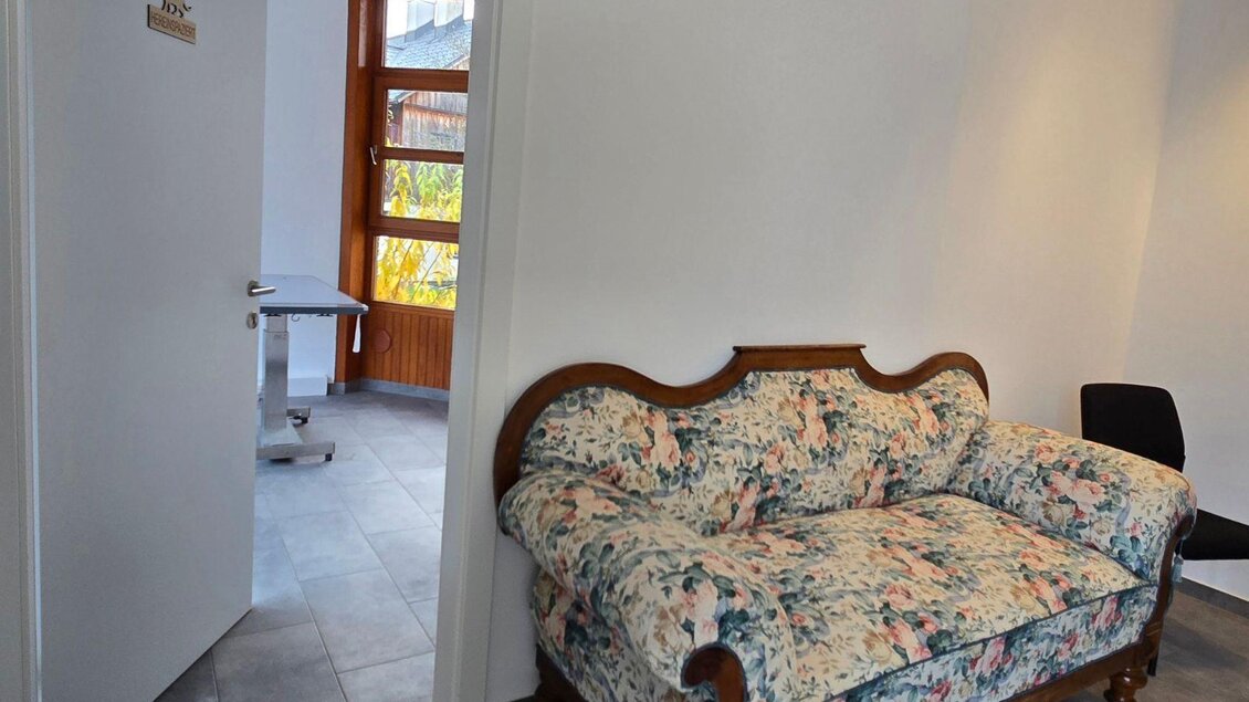 Ein hell eingerichteter Raum mit einem schönen Sofa und einem Tisch im Hintergrund. Durch ein Fenster fällt Tageslicht herein. | © Stephanie Bor