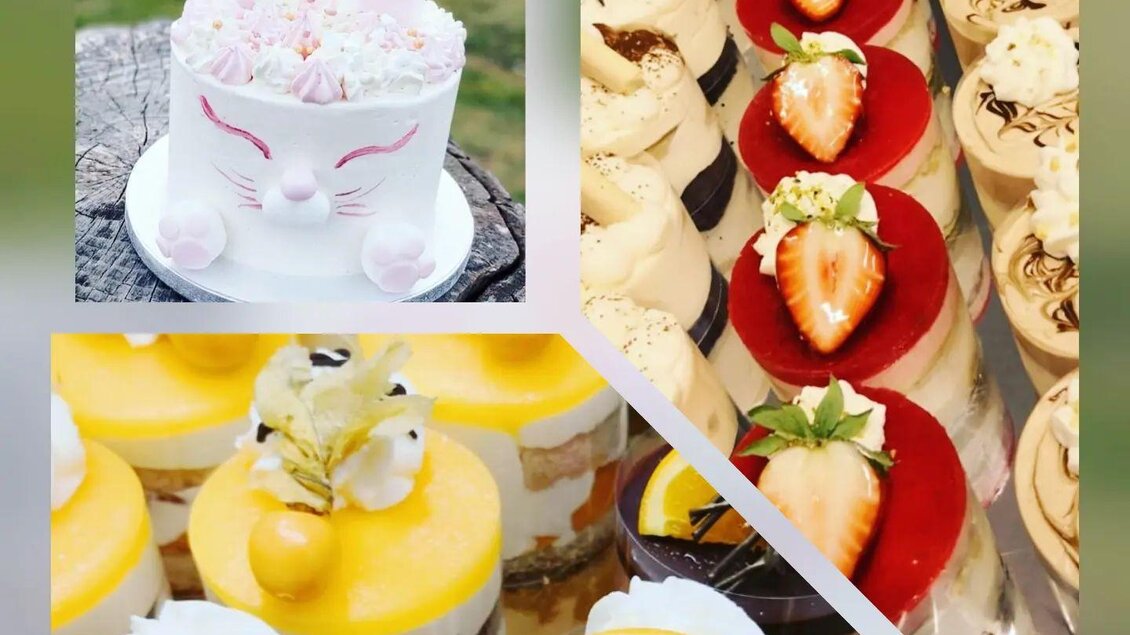Eine bunte Auswahl an leckeren Desserts, darunter ein Kuchen mit Hasenohren und verschiedene kleine Törtchen mit Früchten. Die süßen Köstlichkeiten sind ansprechend dekoriert und laden zum Genießen ein. | © Martina Pöltl