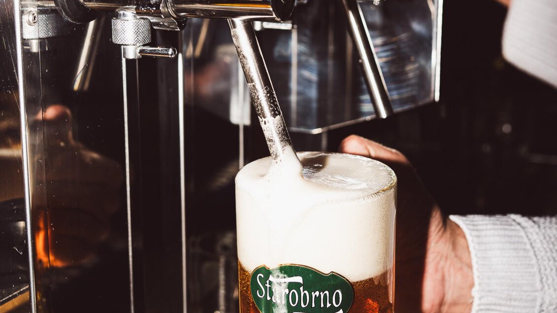 Nahaufnahme eines frisch gezapften Biers der Marke Starobrno an der Theke im Tintenfass Graz | © Chiara Maria B.