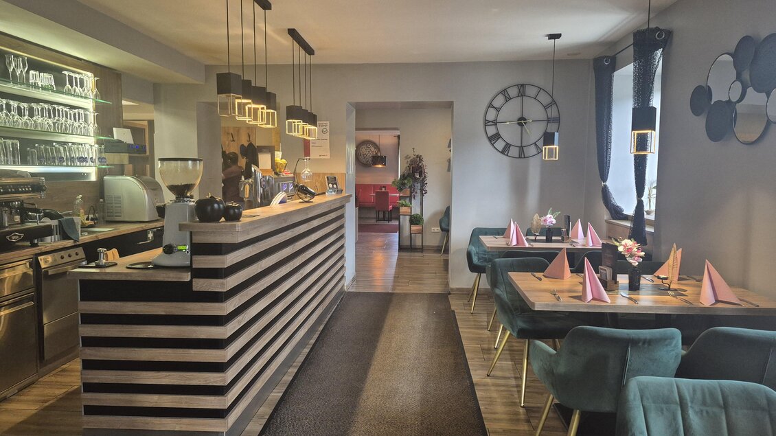 Ein modernes Restaurant mit einer eleganten Bar und stilvollen Sitzplätzen. Die Tische sind für Gäste vorbereitet und die Atmosphäre ist einladend. | © TV Hochsteiermark