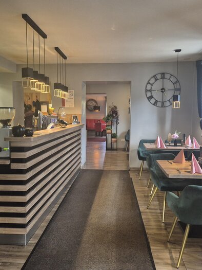 Ein modernes Restaurant mit einer eleganten Bar und stilvollen Sitzplätzen. Die Tische sind für Gäste vorbereitet und die Atmosphäre ist einladend. | © TV Hochsteiermark