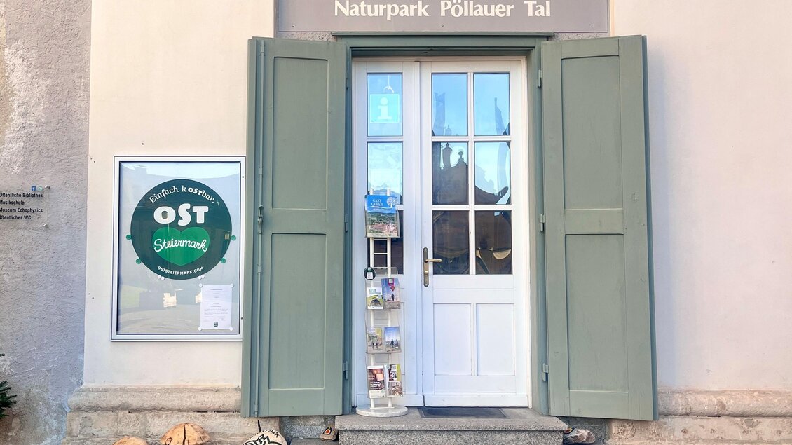 Ein Informationsbüro für Gäste im Naturpark Pöllauer Tal. Die Tür ist offen und es gibt eine Übersichtskarte sowie Informationsmaterialien. | © Tourismusverband Oststeiermark