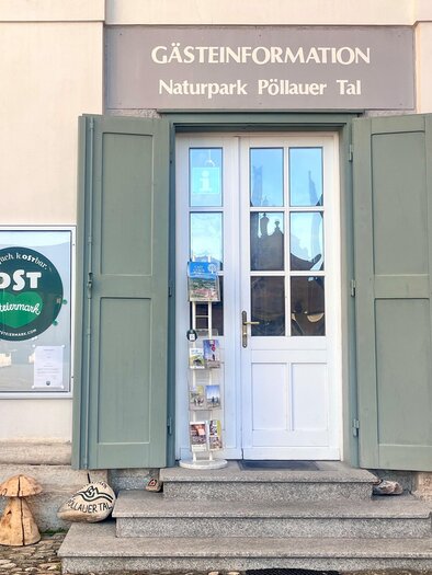 An information office for guests in the Pöllauer Tal Nature Park. The door is open and there is a map and informational materials. | © Tourismusverband Oststeiermark