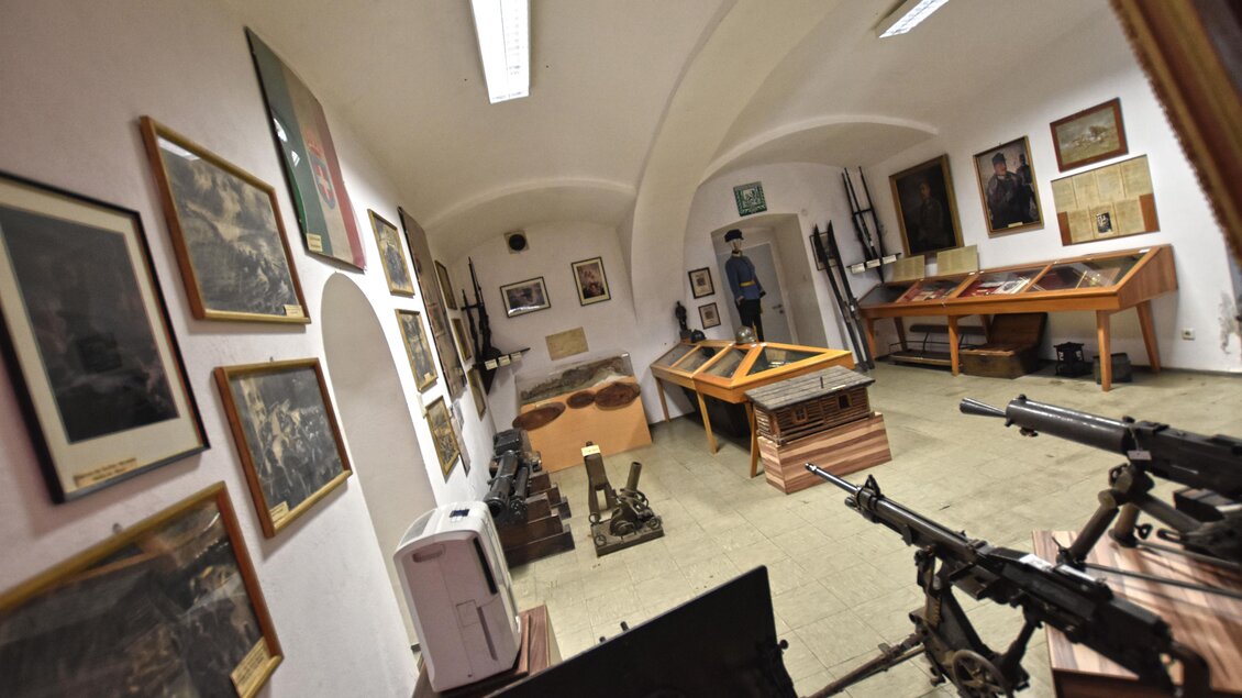 Ein Ausstellungsraum mit historischen Waffen und Fotografien an den Wänden. Die Atmosphäre ist informativ und zeigt militärische Artefakte. | © BMLV/Robert Gießauf