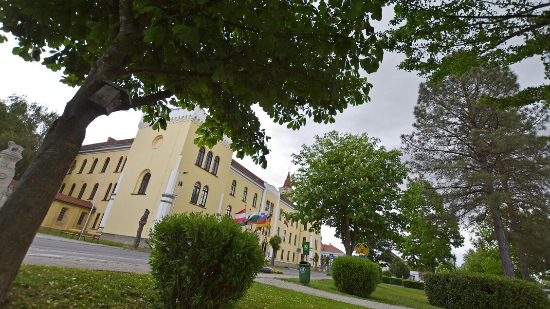 Ein historisches Gebäude umgeben von Bäumen und grünen Rasenflächen. Die Stimmung ist ruhig und einladend. | © BMLV/Robert Gießauf