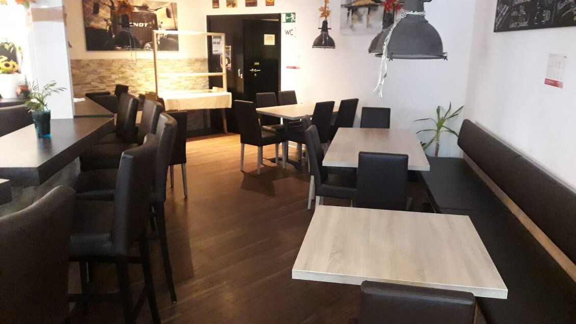 Ein gemütliches Restaurant mit holzfarbenem Boden und modernen Tischen und Stühlen. Es gibt eine einladende Atmosphäre mit sanfter Beleuchtung. | © Turbodiesel