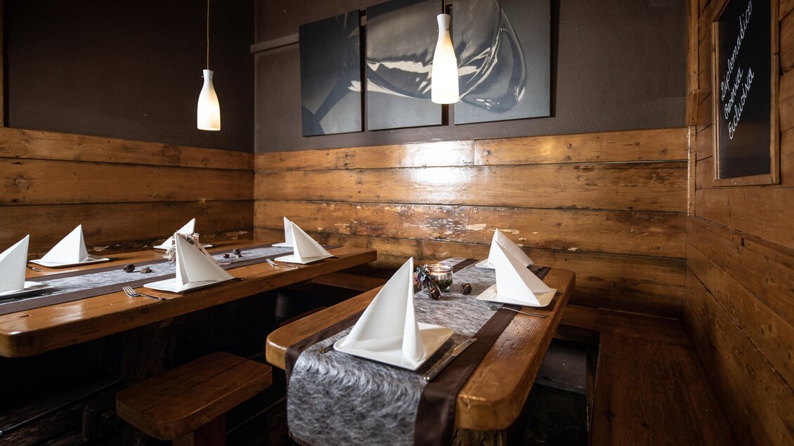 Ein gemütliches Restaurant mit Holzdekor und einer warmen Atmosphäre. Die Tische sind elegant eingedeckt mit Servietten in Zeltform. | © © Urbanistub'n