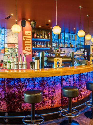 A modern bar with an attractive, illuminated counter. The decor is colorful and inviting. | © Region Graz - Mias Photoart