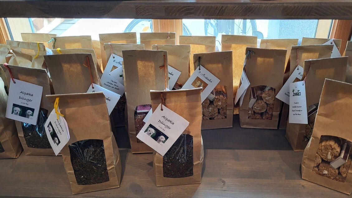 Eine Regale mit mehreren Papiertüten, die verschiedene Snacks und Süßigkeiten enthalten. Jede Tüte hat ein Etikett mit Informationen darüber. | © Petra Kirchschlager