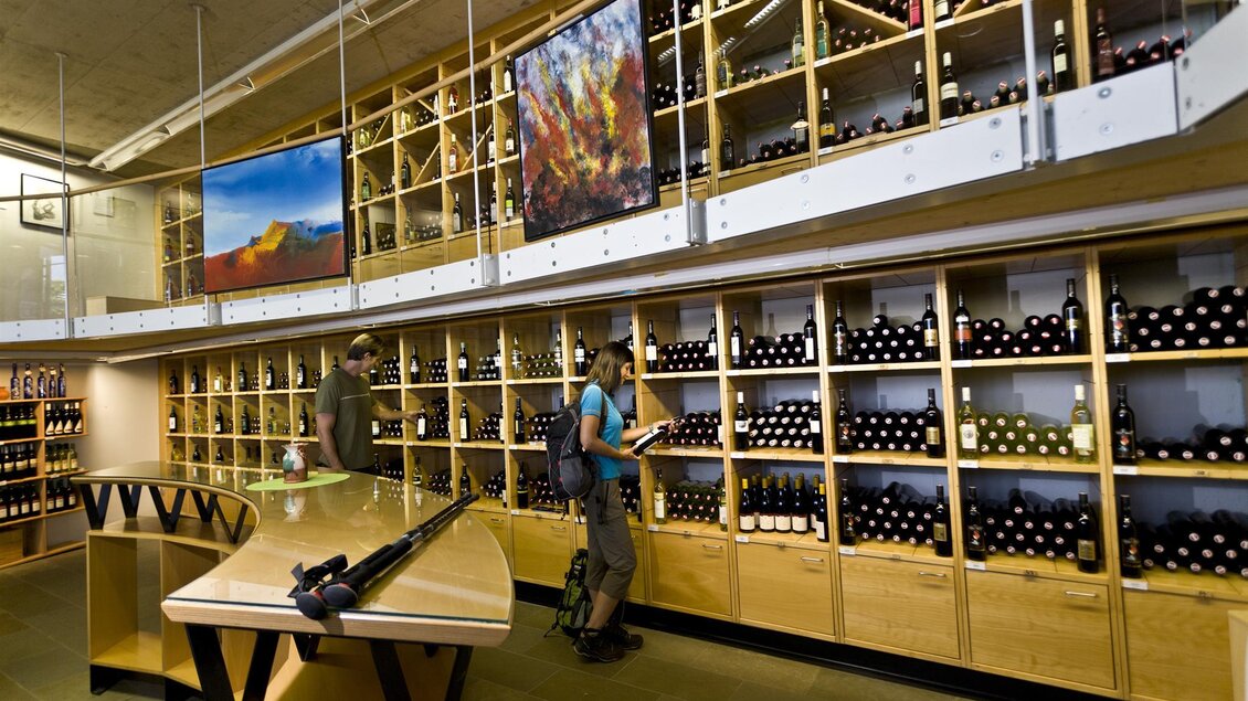 Innenraum der Vinothek Steiermark | © Leo Himsl