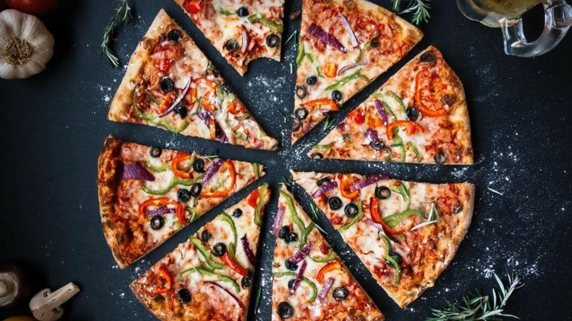 <p>Eine leckere Pizza mit Zwiebeln, Paprika, Oliven und Käsemit einem schönen goldenen Rand.</p>
 | © Pixabay