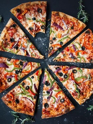 <p>A delicious pizza with onions, peppers, olives, and cheese with a nice golden crust.</p> | © Pixabay