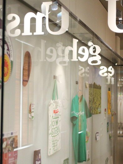 Ein modernes Ausstellungsumfeld mit Glaswänden und verschiedenen Kunstwerken. Sichtbare Texte und Objekte bieten einen Einblick in die Ausstellung. | © Universalmuseum Joanneum - J. Kucek +