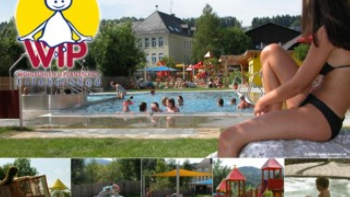 Ein schöner Poolbereich mit Kindern, die im Wasser spielen, umgeben von einer grünen Landschaft. Im Vordergrund sitzt ein Mädchen in Badebekleidung und genießt die Sonne. | © WIP Erlebnisbad Wernersdorf