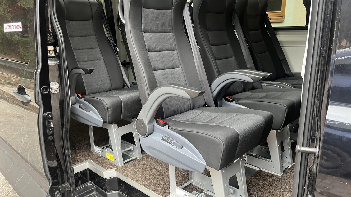 Vier komfortable Sitze in einem Fahrzeug mit ergonomischem Design stehen bereit. Die Sitze sind in einem modernen Schwarz gehalten und bieten ausreichend Platz. | © WM Taxi Schladming GmbH