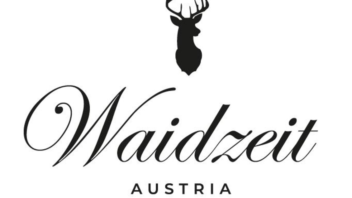 Ein elegantes Logo mit dem Schriftzug "Waidzeit" und einem stilisierten Geweihkopf. Die Farben sind schwarz und weiß, was einen modernen Eindruck vermittelt. | © Waidzeit