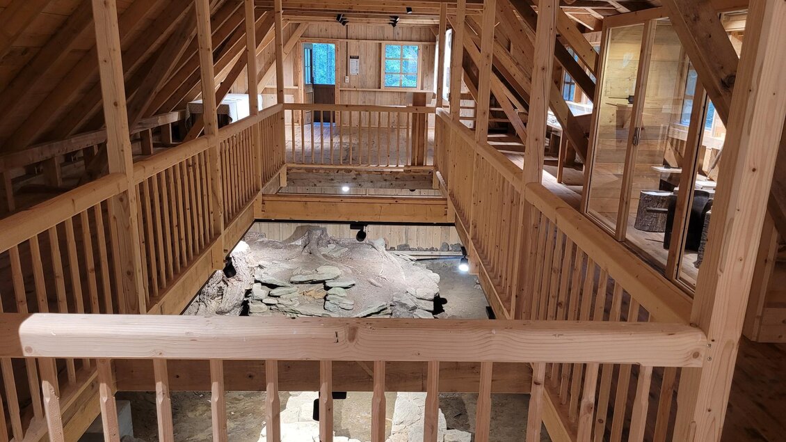 Eine gemütliche Holzkonstruktion mit einem oberen Balkon und großen Fenstern. Im unteren Bereich sind Steinplatten sichtbar. | © TV Südsteiermark - Irene Löschnig