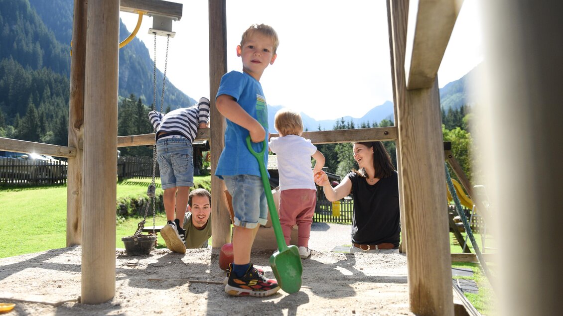 Kinder spielen auf einem Spielplatz. Sie graben im Sand und haben viel Spaß. | © Waldhäuslalm/Shootingstar
