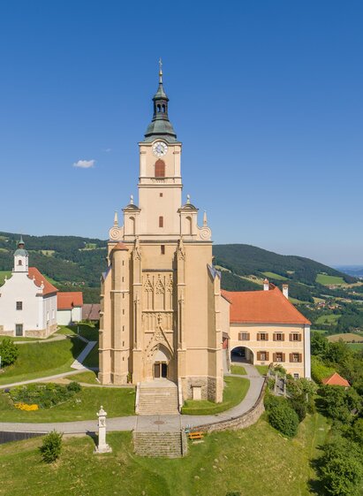 Pilgrimage Church Pöllauberg_aerial view_Eastern Styria | Helmut Schweighofer | © Tourismusverband Oststeiermark/Helmut Schweighofer