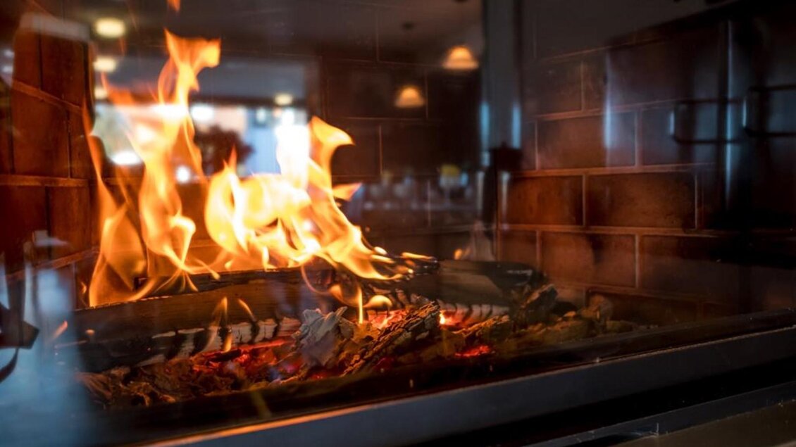 Ein offenes Feuer in einem Kamin mit lebhaften Flammen. Die Atmosphäre ist warm und einladend. | © Netwerker