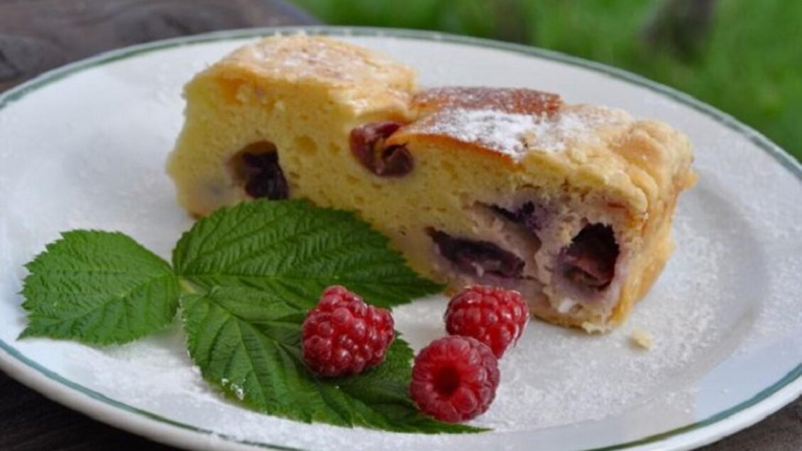 Ein Stück Kuchen mit Himbeeren auf einem Teller. Daneben liegen frische Himbeeren und Blätter. | © Trunk