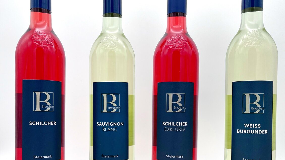 Vier Flaschen Wein stehen nebeneinander. Die Sorten sind Schilcher, Sauvignon Blanc, Schilcher Exklusiv und Weiß Burgunder. | © Familie Brauchart