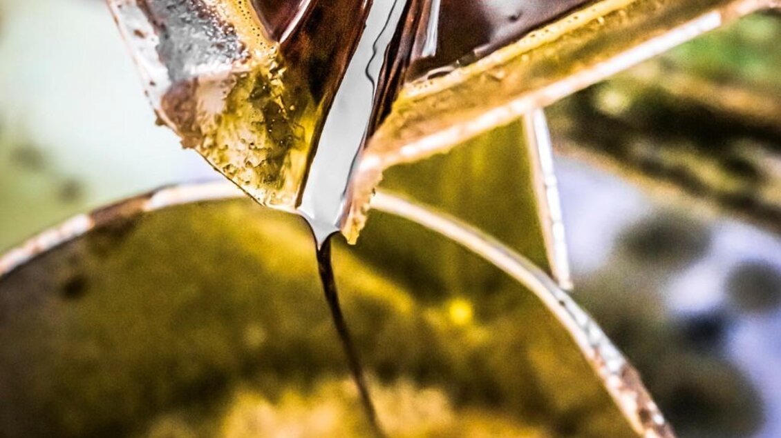 Das frisch gepresste Kernöl wird umgehend in hochwertige Flaschen abgefüllt, um die Reinheit und das Aroma des Öls zu bewahren. | © Österreich Werbung/ Hans de Kort