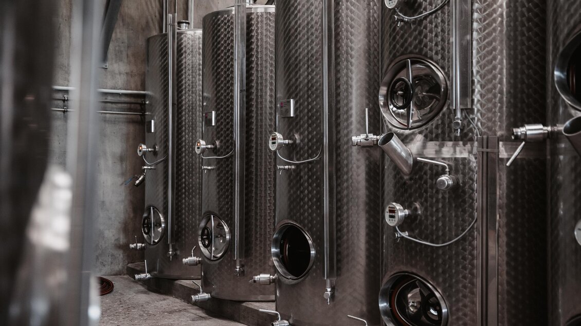 Moderne Edelstahltanks in einer Weinkellerei. Sie sind für die Weinlagerung und -reifung konzipiert. | © MichaelaLorber/WeingutJöbstl