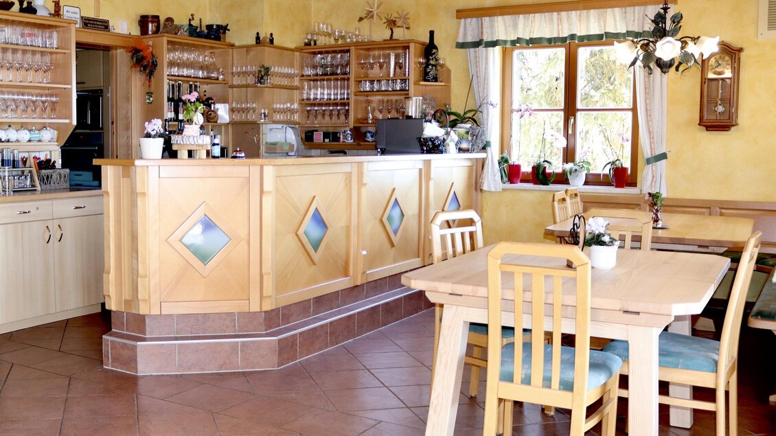 Eine gemütliche Küche mit Holzregalen und einem einladenden Thekenbereich. Der Raum hat warme Farben und ist gut beleuchtet. | © Klapotetzhof Silberschneider- Brigitte Maier