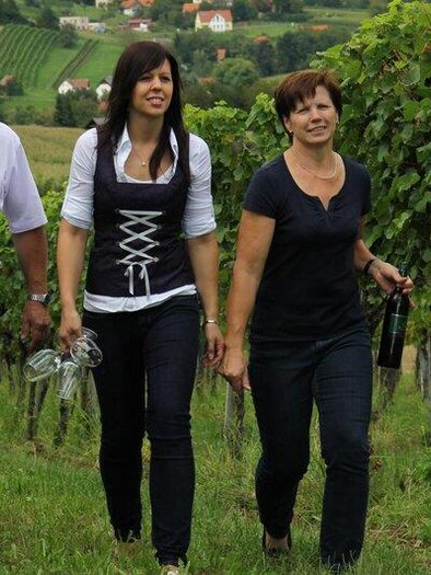 Familie Seidl im Weingarten | © Weinhof Seidl