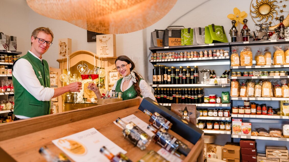 Ein einladendes Geschäft mit regionalen Produkten. Zwei Personen stehen an der Theke und präsentieren ihre Waren. | © (c) Region Graz - Mias Photoart