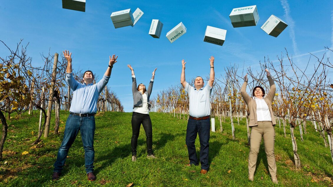 Familie im Weingarten | © Weingut Fassold Straden