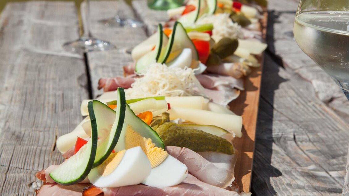 Jause auf dem Holzbrett | © Kuruzzenschenke