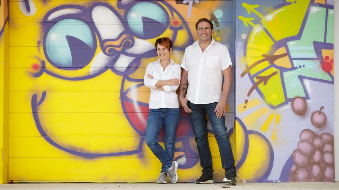 Das Ehepaar Ramminger vor Graffitihintergund | © Familie Ramminger