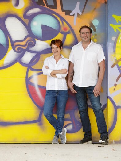 Das Ehepaar Ramminger vor Graffitihintergund | © Familie Ramminger