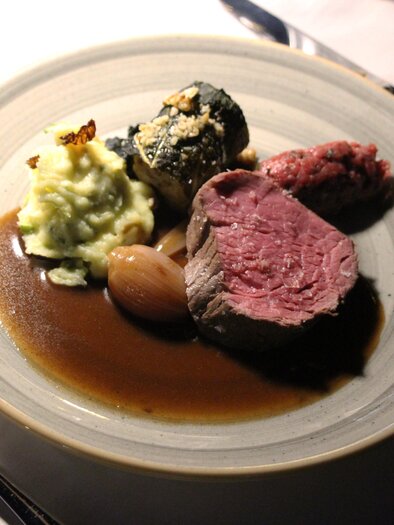 Pink braised meat with vegetables, mashed potatoes, and sauce on the plate. | © Region Graz - Vanessa Züttl