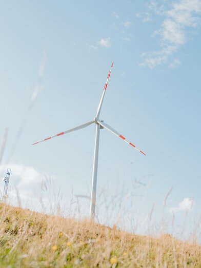 Windrad_Sommeralm_Oststeiermark | © Tourismusverband Oststeiermark | Studiodraussen | © Tourismusverband Oststeiermark