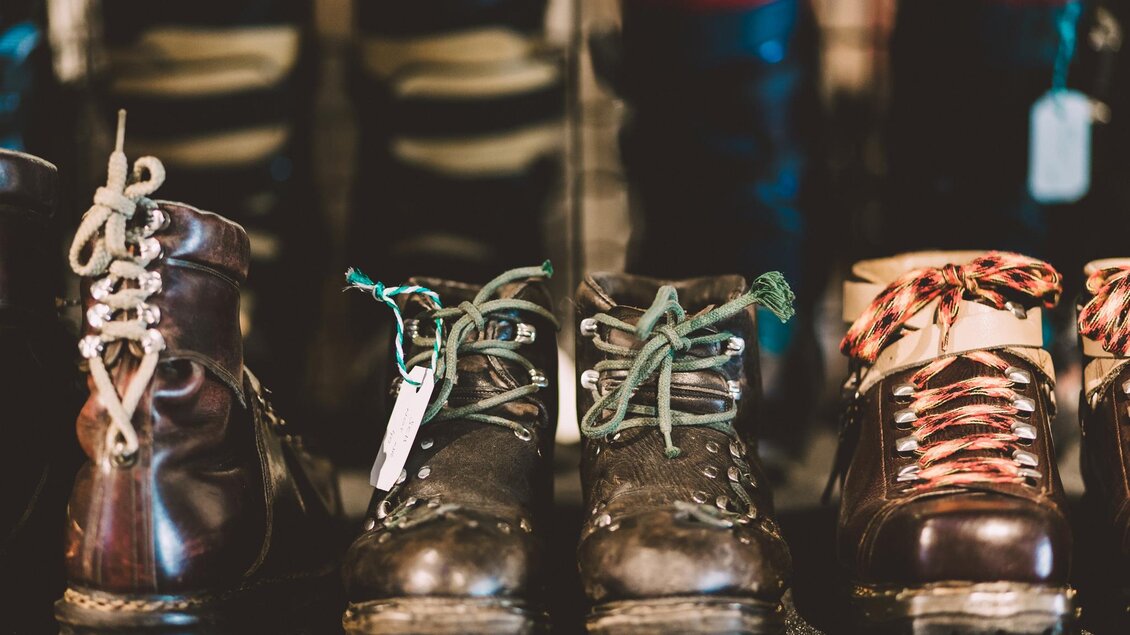 Eine Reihe von verschiedenen Stiefeln in einem Geschäft. Die Schuhe haben unterschiedliche Farben und Schnürungen. | © WinterSportMuseum