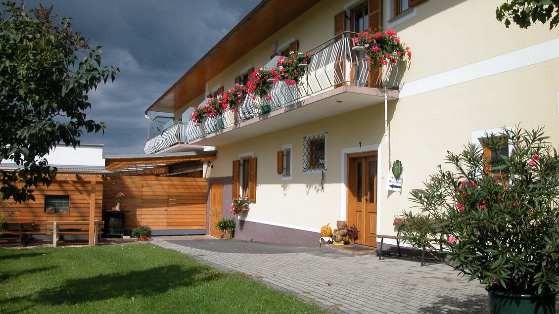 Ein gemütliches Haus mit einem Balkon, der mit Blumen geschmückt ist. Der Garten ist gepflegt und bietet viel Platz. | © Alfred Klöckl
