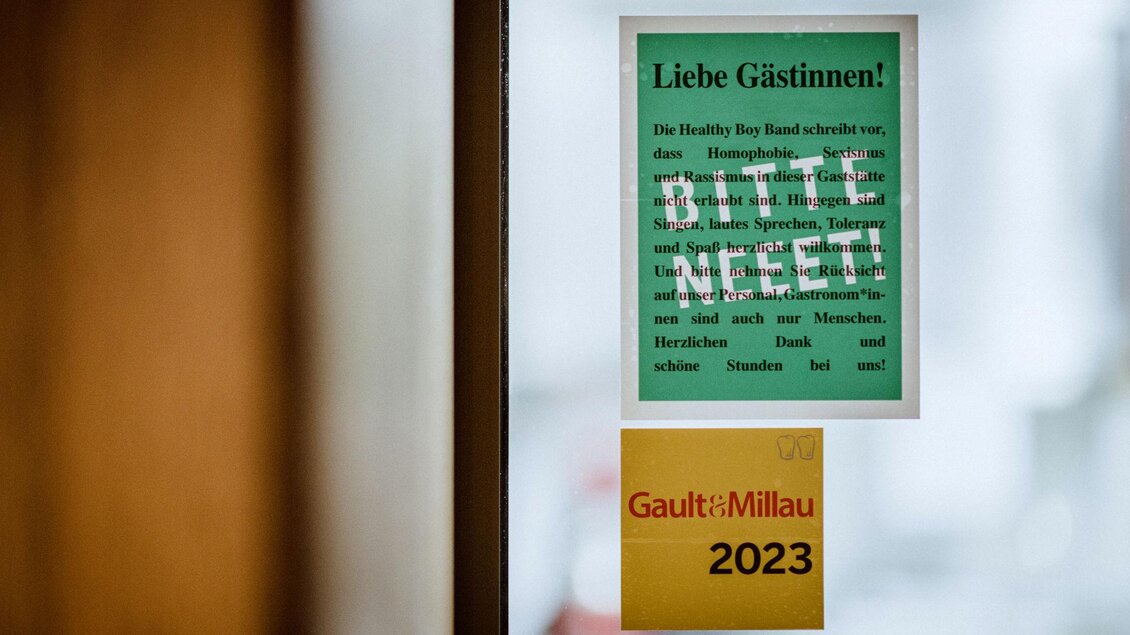 Ein Schild an einer Tür mit der Aufschrift „Liebe Gäste! Bitte nicht!“ sowie das Gault-Millau-Siegel von 2023. Es handelt sich um eine höfliche Mitteilung für Besucher. | © Christoph Huber