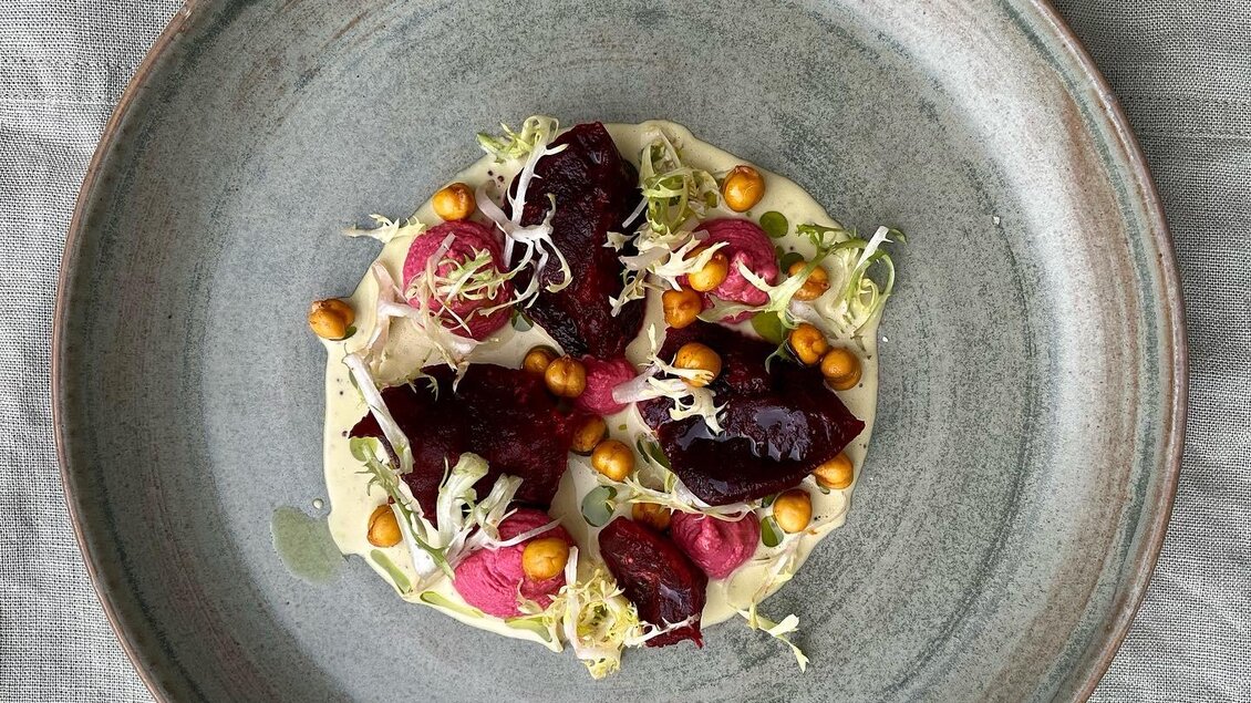 Ein kunstvoll angerichteter Teller mit buntem Gemüse und einer cremigen Sauce. Die Farben und Formen sorgen für eine ansprechende Präsentation. | © Lisa Ell-Mayer