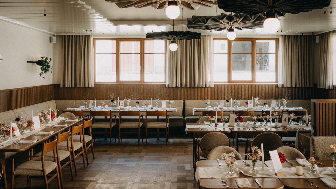 Ein elegantes Restaurant mit gut gedeckten Tischen und stilvollen Dekorationen. Das helle Raumdesign wird durch große Fenster und moderne Lampen ergänzt. | © Marta Urbanelli