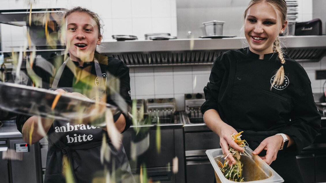 Küche_Lehrlinge_Bauernhofer_Oststeiermark | © Heldentheater