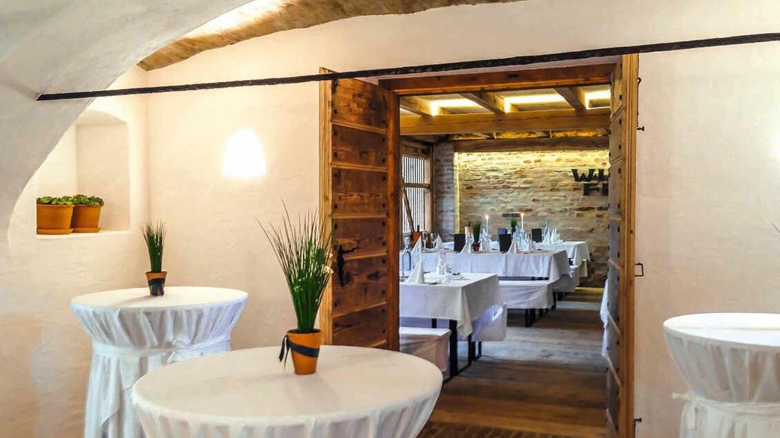 Ein einladender Speisesaal mit hellen Tischen und Holzdetails. Die Atmosphäre ist gemütlich und freundlich. | © Friedrich Andreas