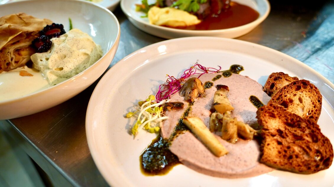 Verschiedene Teller mit Fleisch, Brotchips, Pilzcreme und Dessert im Restaurant Schanzlwirt Graz | © Wirtshaus Schanzlwirt