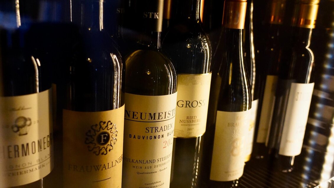 Verschiedene Weinflaschen steirischer Winzer wie Neumeister und Gross in der Vinothek des Schanzlwirt Graz | © Wirtshaus Schanzlwirt