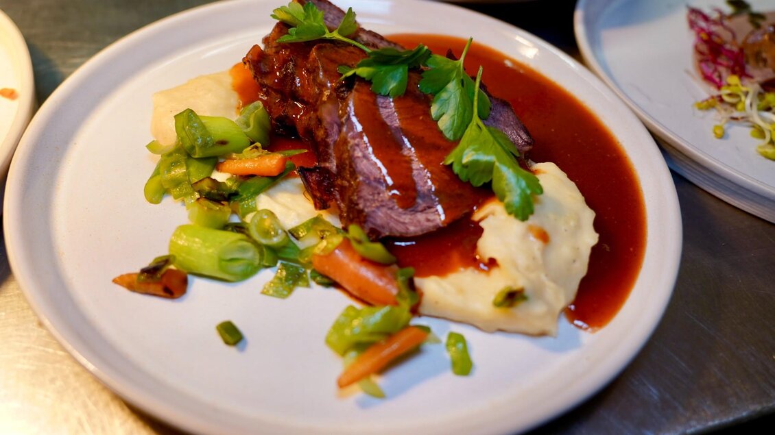 Teller mit Rindfleisch in dunkler Sauce, Kartoffelpüree, Gemüse und Kräutern im Restaurant Schanzlwirt Graz | © Wirtshaus Schanzlwirt