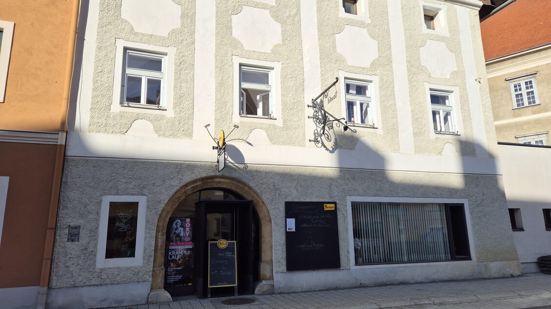 Ein historisches Gebäude mit einem dekorativen Eingang. Die Fassade ist hell und mehrere Fenster sind sichtbar. | © Tourismusverband Murau