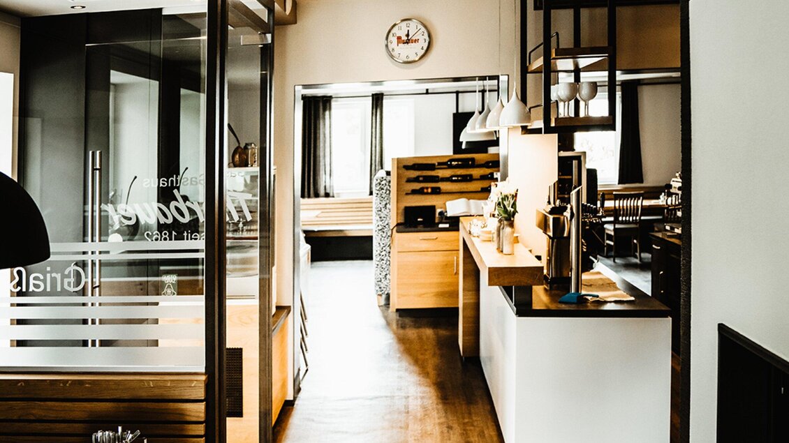 Ein modernes Café mit hellen Holzmöbeln und großen Fenstern. Der Raum ist einladend und gemütlich eingerichtet. | © Wirtshaus Thorbauer - Julian Wallner