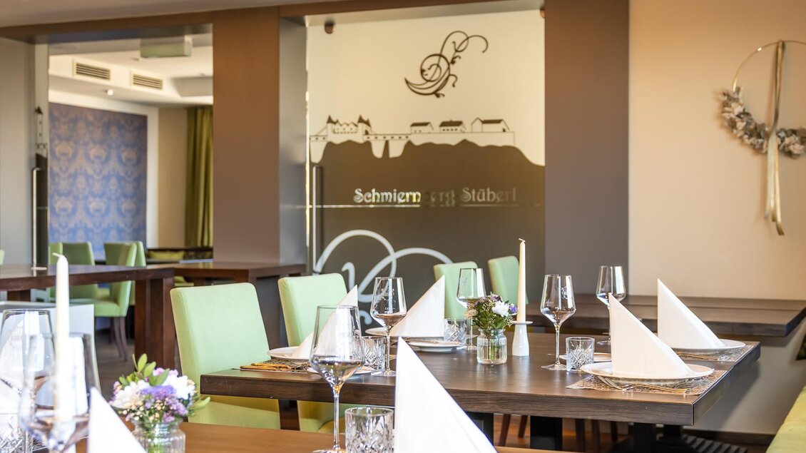 Ein elegantes Restaurant mit gedeckten Tischen und modernen Dekorationen. Die Atmosphäre ist einladend und freundlich. | © Landhotel am Gut Moser | Familie Kapun